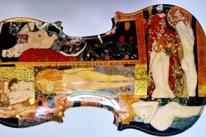 Picture of Saulo Dantas-Barreto's violin decorated with a copy of a Klimt painting